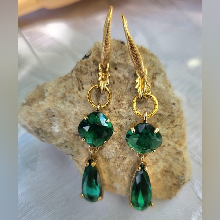 עגילי קריסטל ירוקים מעוצבים