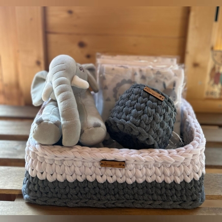 מארז לידה-2 סלסלות סרוגות, חיתולים ופילון אפור