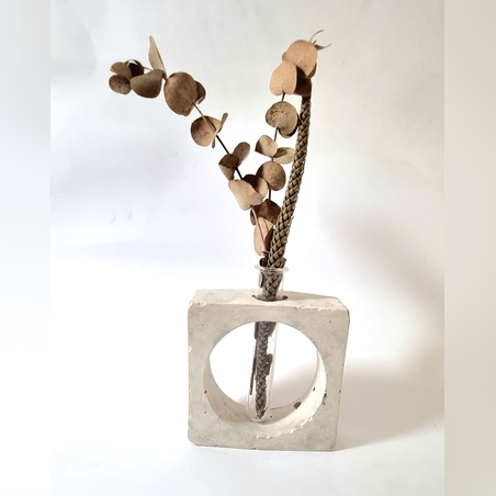 אגרטל בטון מרובע עם מבחנה וצמחים מיובשים