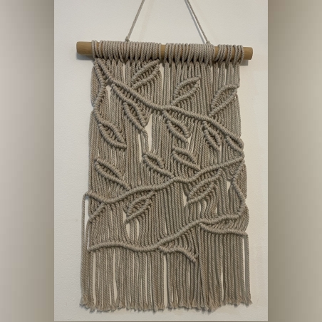 יצירת מקרמה לקיר בעבודת יד בצבע אפרפר בדוגמת עלים וענפים