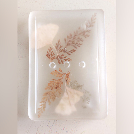 סבוניה בצורת מלבן עם עלים חומים