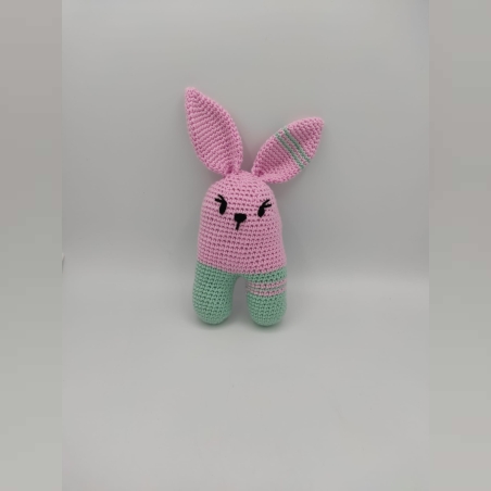 ארנב חיבוק עם רעשן בגוף הבובה