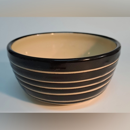 קערה עמוקה מחימר לבן עם פסים שחורים ברוחב משתנה