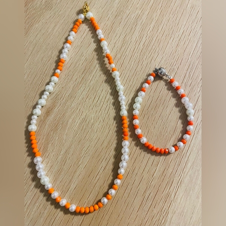 אלמוג- שרשרת וצמיד מחרוזי פנינה וחרוזי אלמוג כתומים