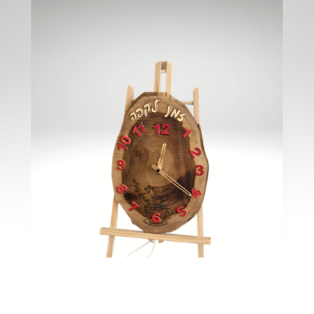 שעון עץ רטרו על מעמד