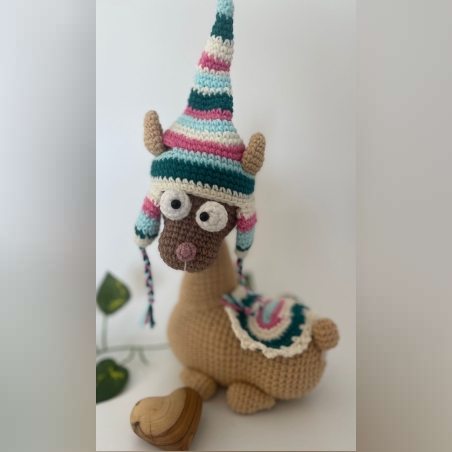 בובת בייבי אלפקה סרוגה בעבודת יד.