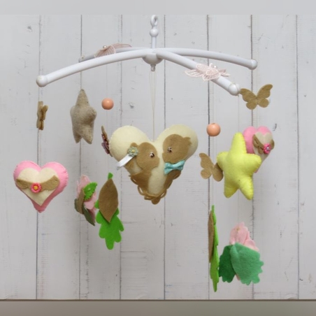 מובייל לבבות ופרחים שמח בעבודת יד