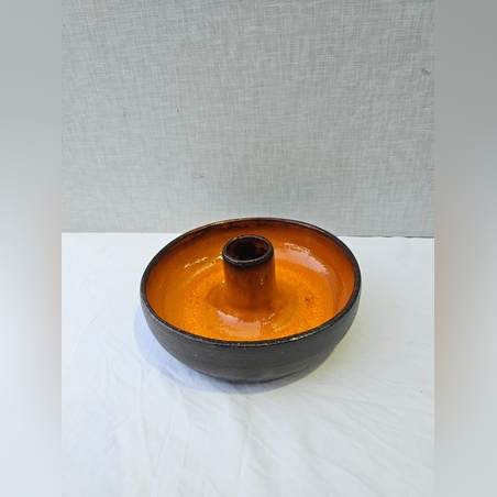 תבנית אפייה טרקוטה בעבודת יד על אובניים.