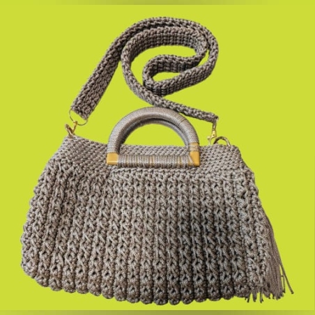 תיק סריגה העשוי מחוט עבה בצבע אפור