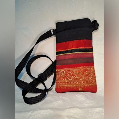 תיק מעוצב לטלפון נייד בגוונים אדומים