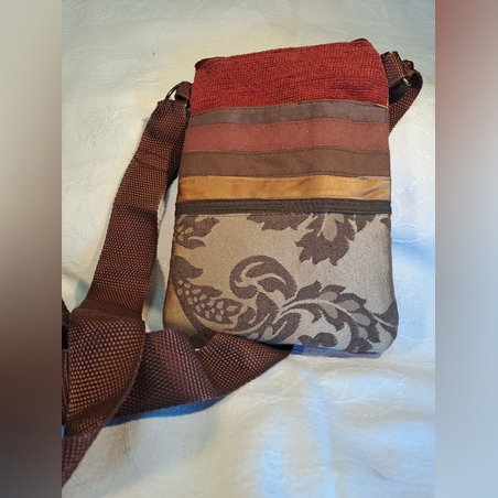 תיק מעוצב לטלפון בגוונים חומים