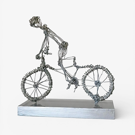 רוכב אופני שטח- פסל מחוטי ברזל בעבודת יד