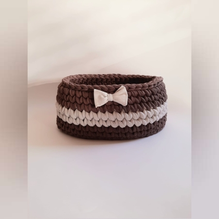 סלסלת פסים סרוגה בצבעים לבן וחום