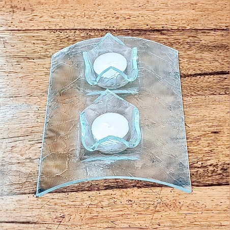 פמוטים על מעמד זכוכית שקופה בעבודת יד