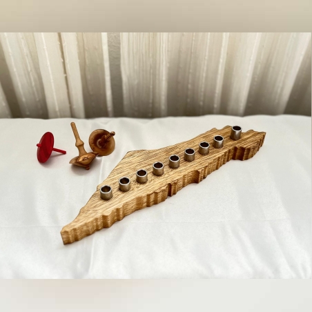 חנוכית עץ יחודית בצורת מדינת ישראל