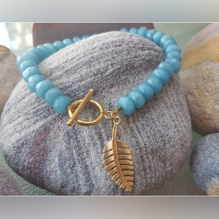 צמיד יסמין- מאבני ג'ייד ותליון עלה מיציקה בציפוי זהב