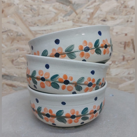 3 קערות לבנות מצוירות בעבודת אובניים