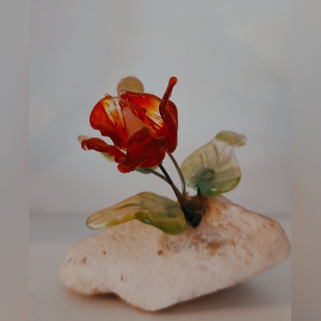 פסלון פרח מינאטורי מזכוכית בעבודת יד