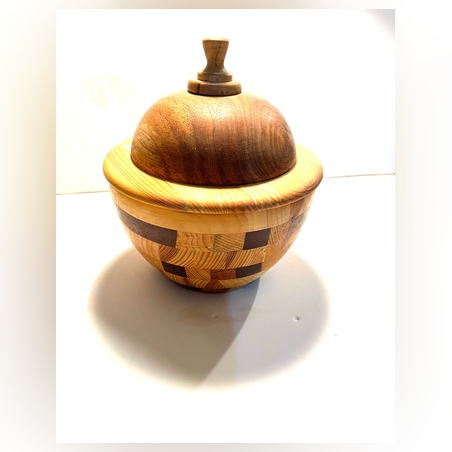 כלי עם מכסה מעץ חרוט בעבודת יד