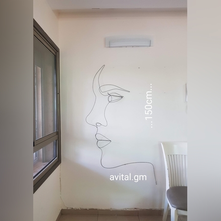 פני אישה שזורים מחוטי ברזל