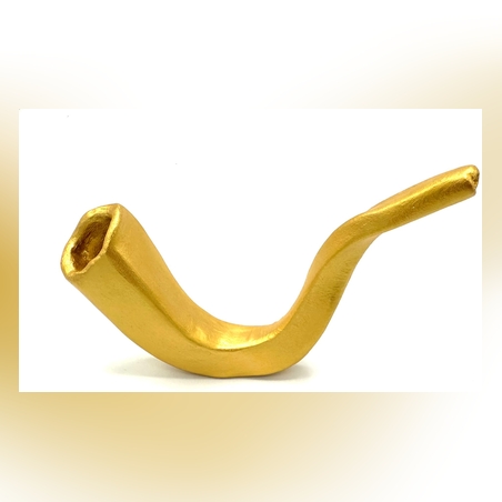 שופר מוזהב מפוסל מחימר בעבודת יד