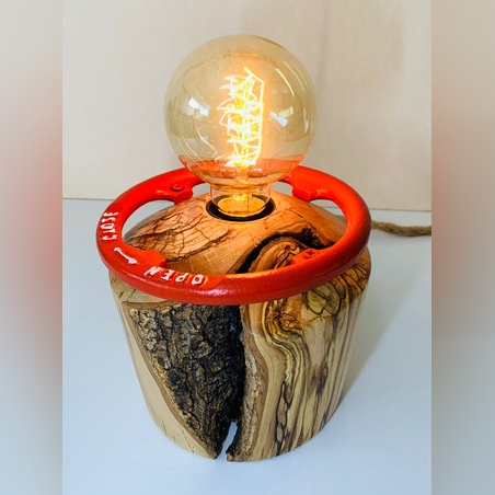 מנורת אוירה מעץ זית מעוטרת בידית ברז אדומה בעבודת יד
