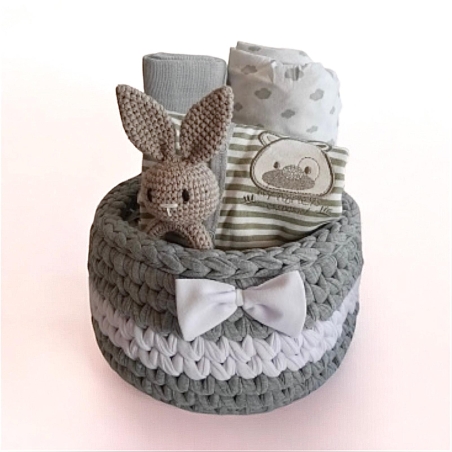 מארז לידה בסלסלה סרוגה בצבעים אפור ולבן