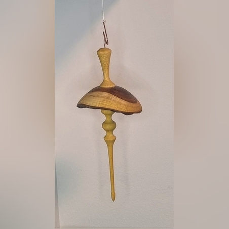 מטריית קישוט מעץ חרוב בעבודת יד