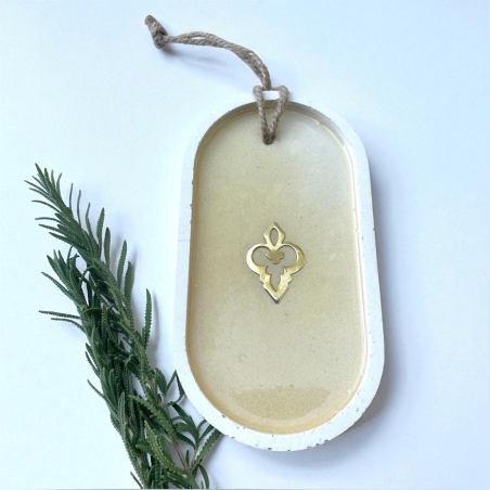 יצירת קיר מבטון לבן בשילוב קישוט פליז בעבודת יד