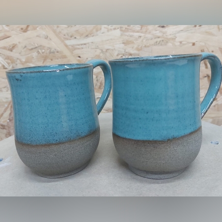 זוג ספלי קרמיקה בצבע תכלת בעבודת אובניים