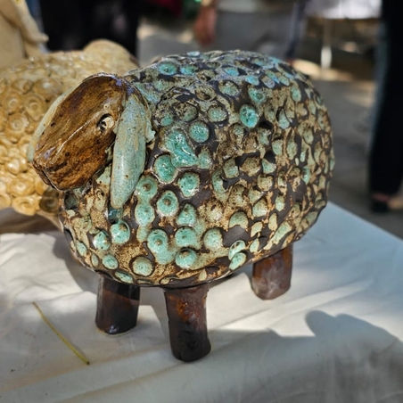 כבשה מקרמיקה בעבודת יד