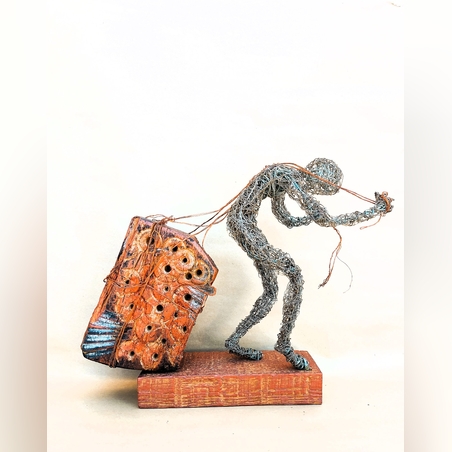 לא כובד המשא מכריע- פסל מחוטי מתכת בעבודת יד