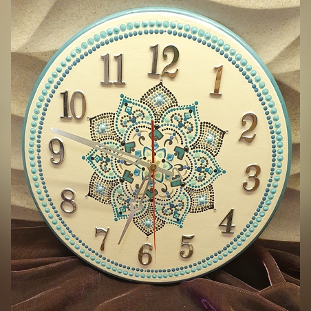 שעון קיר מעץ מעוטר במנדלה ואבני חן תכלת