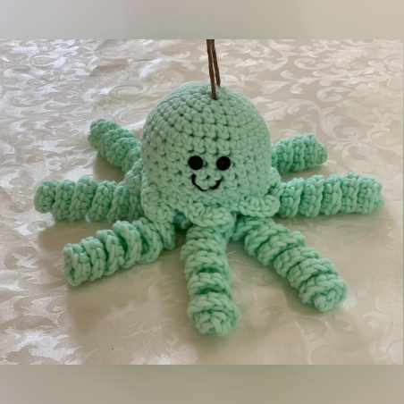 תמנון סרוג עבודת יד­ ירקרק