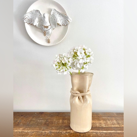 אגרטל קשירה בז' מחימר בעבודת יד