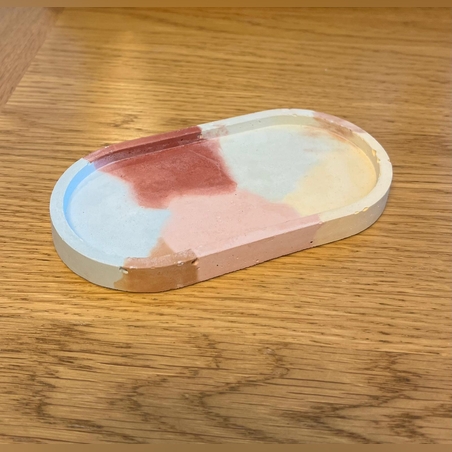 מגש בטון אובלי צבעוני בעבודת יד