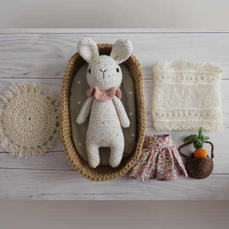 בובת ארנבת סרוגה בעבודת יד עם שלל אביזרים משלימים