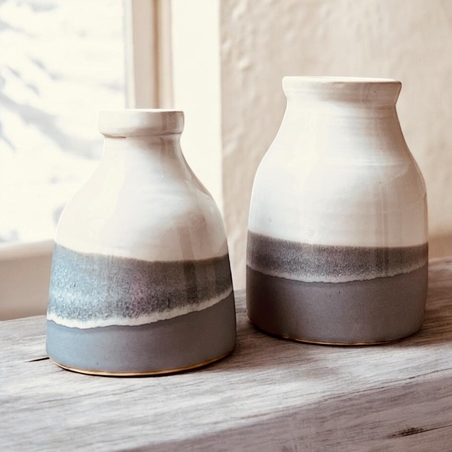 2 כדים מקרמיקה בעבודת יד בגדלים שונים