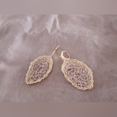 עגיל אליפסה סרוג בצבע בזהב