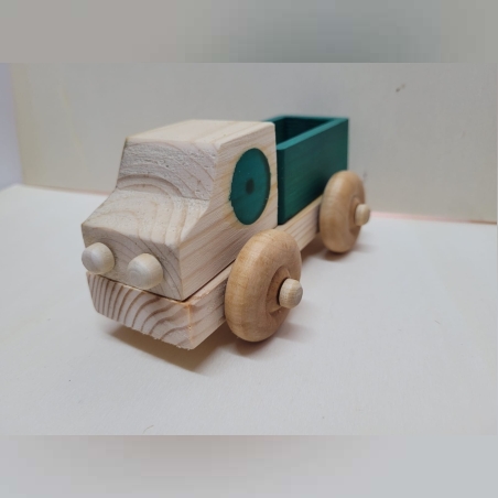 משאית ירוקה מעץ