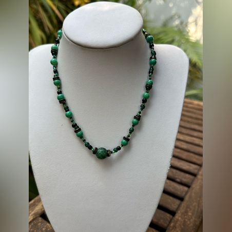 שרשרת חרוזים ואבנים בגוונים ירוק ושחור