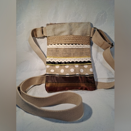 תיק מעוצב לטלפון נייד בגוון קרם וחום