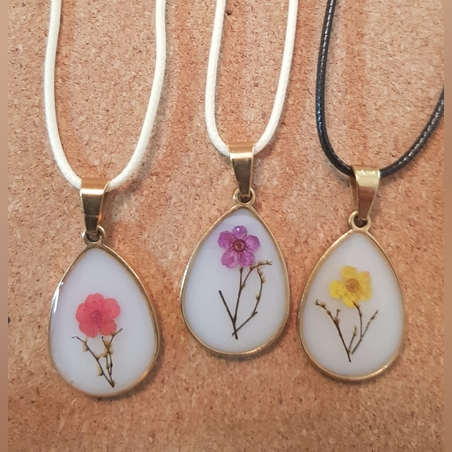 תליוני טיפה בשילוב פרחים מיובשים