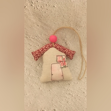 בית בודד תפור מבד במילוי אקרילן עם שני חרוז עץ