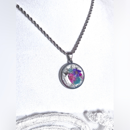 שרשרת עם תליון עגול מוכסף מפרחים מיובשים ושרף