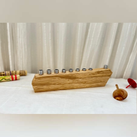 חנוכיה מעץ בעיצוב גאומטרי מינימליסטי