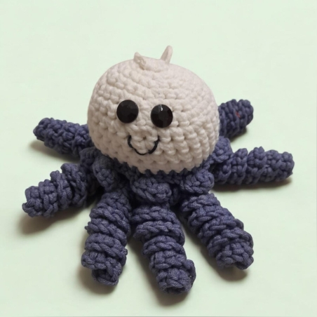 תמנון סרוג בעבודת יד בצבעי כחול לבן