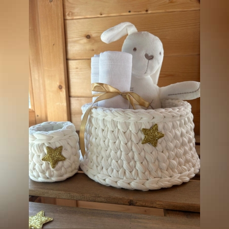 מארז לידה- 2 סלסלות סרוגות, חיתולי טטרה וארנבון לבן