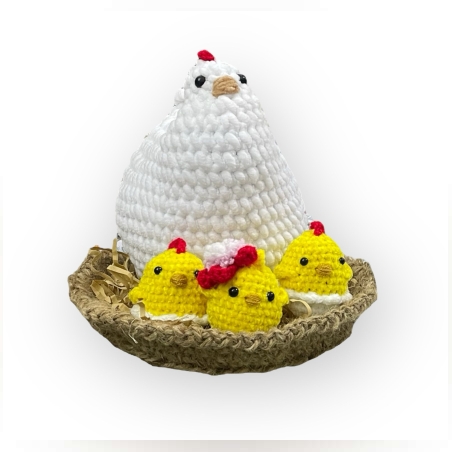 תרנגולת בקן עם 3 אפרוחים - בובות סרוגות בעבודת יד