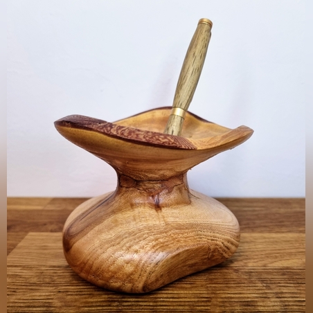 קערית מעוצבת קטנה חרוטה מעץ ברוש בעבודת יד